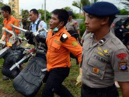 Esperan encontrar los restos faltantes de la aeronave este lunes. AFP / Yanuar