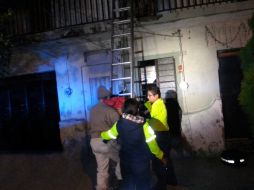 Con una escalera, bomberos logran rescatar a la infante del inmueble que se encontraba asegurado con una cadena. EL INFORMADOR /
