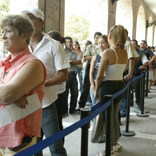 Comienzan las filas para renovar credencial del INE