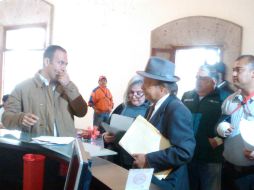 El regidor de la fracción del PAN, Mario Salazar Madera, atiende a vecinos afectados en sus propiedades por los trabajos de la Línea 3. EL INFORMADOR / T. Villaseñor