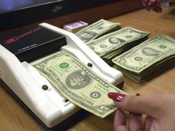 El tipo de cambio es determinado por el Banxico con base en un promedio de cotizaciones del mercado de cambios al mayoreo. AP / ARCHIVO