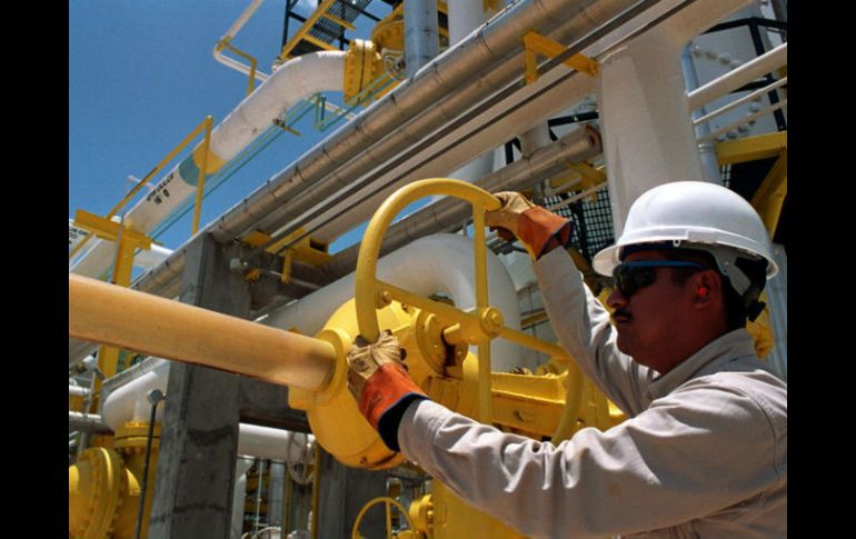 Los mayores riesgos para la economía mexicana vienen de las exportaciones del crudo, actualmente en su menor nivel en cinco años. EFE / ARCHIVO