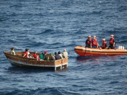La situación enciende alarmas por el riesgo a la vida que representa viajar en balsas improvisadas. AP / U.S. Coast Guard