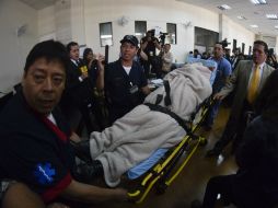 El ex mandatario asiste al juicio en una camilla, acompañado de paramédicos y su hija Zury Ríos. AP / E. Biba