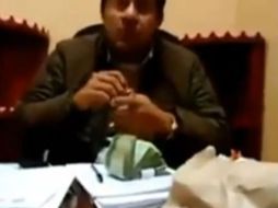 En la grabación se ve cuando el secretario de Administración, Noé Miguel, recibe el dinero. YOUTUBE / Banks Paul