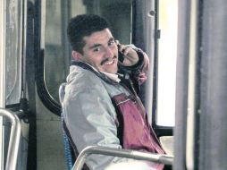 ACTO INDEBIDO. Un conductor del transporte urbano habla por celular mientras sube el pasaje. EL INFORMADOR / A. HINOJOSA
