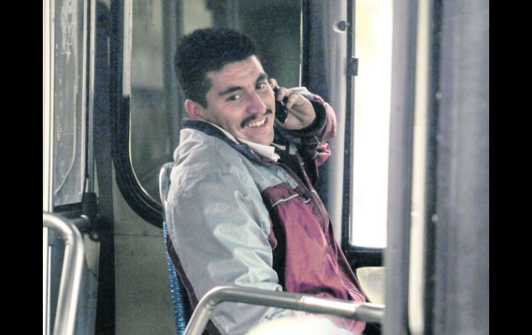 ACTO INDEBIDO. Un conductor del transporte urbano habla por celular mientras sube el pasaje. EL INFORMADOR / A. HINOJOSA