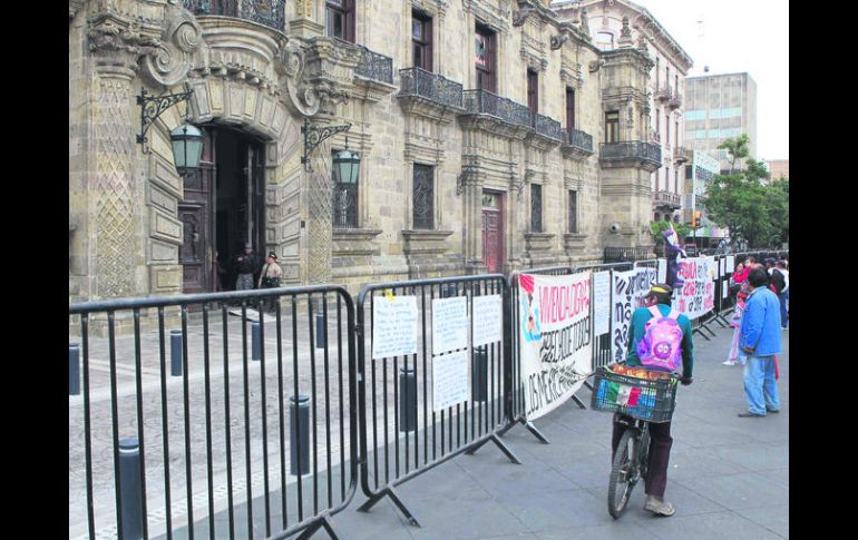 SIN VISITAS. Todavía ayer estuvo cerrado el acceso al Palacio de Gobierno, por el plantón de antorchistas. EL INFORMADOR / M. Vargas