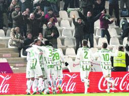 Júbilo. El equipo recién ascendido a la Liga celebró frente a su público. EFE / R. Alcaide