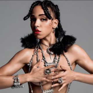 Novia de Robert Pattinson posa semidesnuda