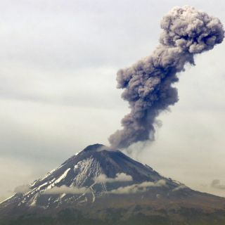 El Popocatépetl emite 43 exhalaciones e incandescencias