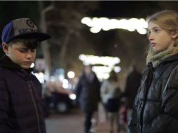 Aunque habían obedecido acariciarla y hasta hacerla reír, los niños prefirieron no golpearla aún cuando el entrevistador se los pidió. YOUTUBE /  Fanpage.it