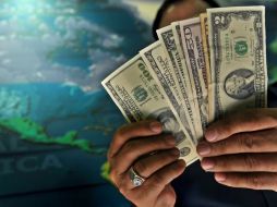 La moneda estadounidense se adquiere en un mínimo de 14.29 pesos. AFP / ARCHIVO