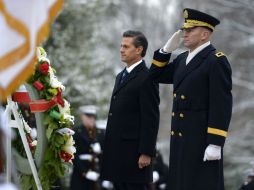 El Mandatario dejó una ofrenda floral en la tumba del soldado desconocido en el Cementerio Nacional de Arlington. EFE / S. Thew