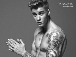 El cantante aparece sólo con un boxer blanco en una de las fotografías promocionales. TWITTER / @CalvinKlein