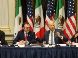 El vicepresidente estadounidense Joseph Biden (d) con el Secretario de Hacienda Luis Videgaray (i). NTX / J. López
