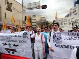 Al ingresar a las instalaciones los voceadores solicitan a los manifestantes desbloquear las avenidas. SUN / J. Cabrera