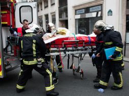 Dos sujetos abrieron fuego en la sede de la revista dejando al menos 12 muertos y una veintena de heridos, según datos preliminares. AP / T. Camus