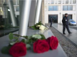 Las reacciones tras el atentado de París no se hacen esperar. En embajadas, como la de Berlín, hay muestras de solidaridad a Francia. EFE / B. Von Jutrczenka