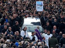 El féretro fue despedido con un largo aplauso de los asistentes. EFE / A. DI MEO