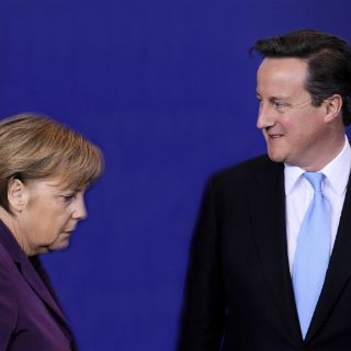 Merkel y Cameron abordan futuro de Europa en reunión privada