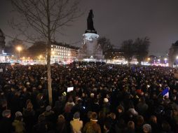 Franceses se reúnen en la Plaza de la República, como señal de solidaridad con las víctimas del ataque terrorista de hoy en París. AFP / D. Faget