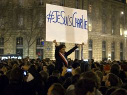 Periodistas y ciudadanos se unen para defender la libertad de expresión y condenar el ataque a la revista francesa. EFE / I. Langsdon