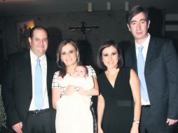 Con el festejado. Arturo, Nicolás y Ale Cámara con Ana Urzúa con Pedro García Redillo. EL INFORMADOR /