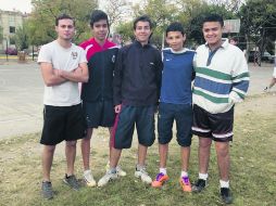 Ricardo (segundo de derecha a izquierda) y sus amigos creen que el deporte es el mejor camino para ser fuertes mental y físicamente. EL INFORMADOR / R. Alarcón