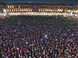 Manifestación. Miles de personas asisten a una vigilia en silencio en rechazo al ataque contra el semanario francés, en Toulouse. EFE /