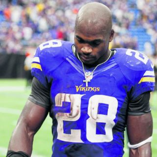Audiencia a favor de Adrian Peterson inicia en un mes