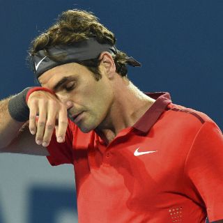 Federer sufre en su primer partido del año
