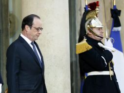 Hollande encabeza un acto de la policía nacional en el marco de la jornada de duelo nacional decretada por él mismo. AFP / P. Kovarik