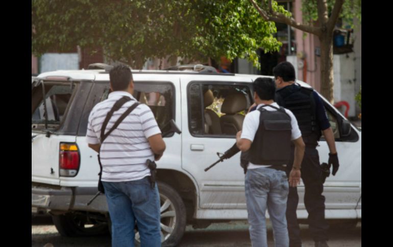 En el interior de vehículos implicados se localizan rifles G-3 y de asalto R-15, así como escopetas. EFE / L. E. Granados