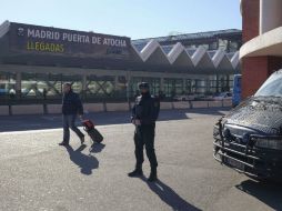 Un policía monta guardía en la estación de tren de Atocha, en Madrid, tras la falsa alarma de explosivos. AFP / P. Armestre
