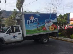 Los manifestantes vandalizaron vehículos, pidiendo la renuncia del titular de Educación estatal. TWITTER / @ElTresLetras_