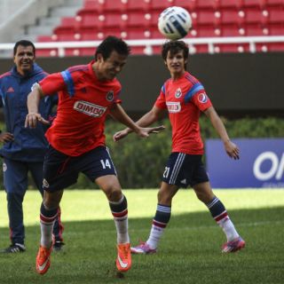 'Cubo' Torres refrenda compromiso con Chivas