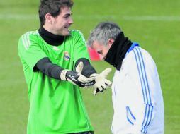La relación entre Casillas y Mourinho llegó a fracturar el vestidor merengue, aunque el arquero insiste: 'ni soy santo ni soy el topo'. AFP / ARCHIVO