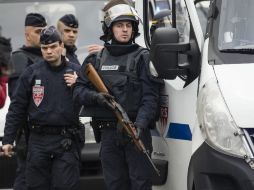 La policía instala un fuerte dispositivo de decenas de agentes a la zona del supermercado especializado en comida kosher. EFE / I. Langsdon