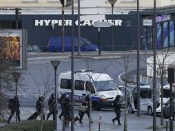 Un funcionario de la policía dice que el hombre que tomó rehenes en el mercado está armado con un fusil automático. AFP / T. Samson