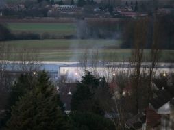 Humo se eleva sobre un edificio en Dammartin-en-Goele, al noreste de París, luego que se escucharan fuertes disparos y explosiones. AFP / J. Saget