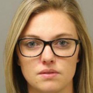 Profesora que se toma 'selfie' desnuda, enfrenta proceso judicial