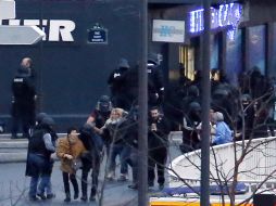 Policías franceses evacuan a los rehenes del supermecardo judío. AFP / T. Samson
