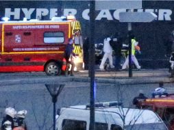 Equipos de rescate entran al supermercado luego que fuerzas policiales asaltaran el lugar en la búsqueda del rescate de rehenes. AP / F. Mori