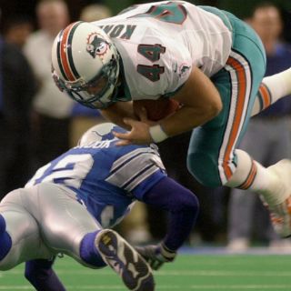 Ex NFL salva su vida tras nadar 14 kilómetros