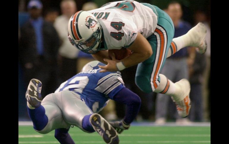 Konrad (44) jugó seis años con los Delfines de Miami. AP / ARCHIVO