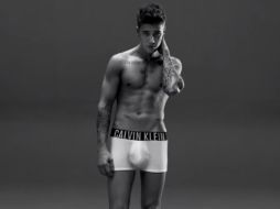 El cantante fue muy criticado en redes sociales por la forma en que portaba la ropa. YOUTUBE / Calvin Klein