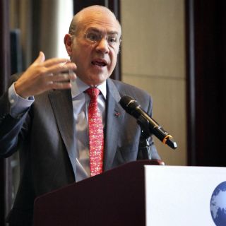 No hay que 'tirarse al piso' por precios del petróleo: Gurría