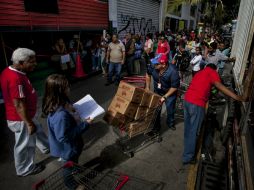 Durante el mes de enero la falta de productos básicos ha provocado que venezolanos hagan largas filas para obtener suministros. EFE / M. Gutiérrez