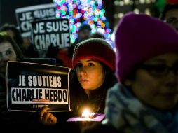 Los gestos de solidaridad por el atentado terrorista al semanario que dejó a 12 muertos no han cesado. AP / M. Rourke
